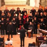 Weidener Kammerchor mit Solisten Gesang: Christopher Moritz, Percussion: Georg Bäumler, Klavier: Astrid Karl, Leitung: Peter Pollinger Bild: Franz Völkl